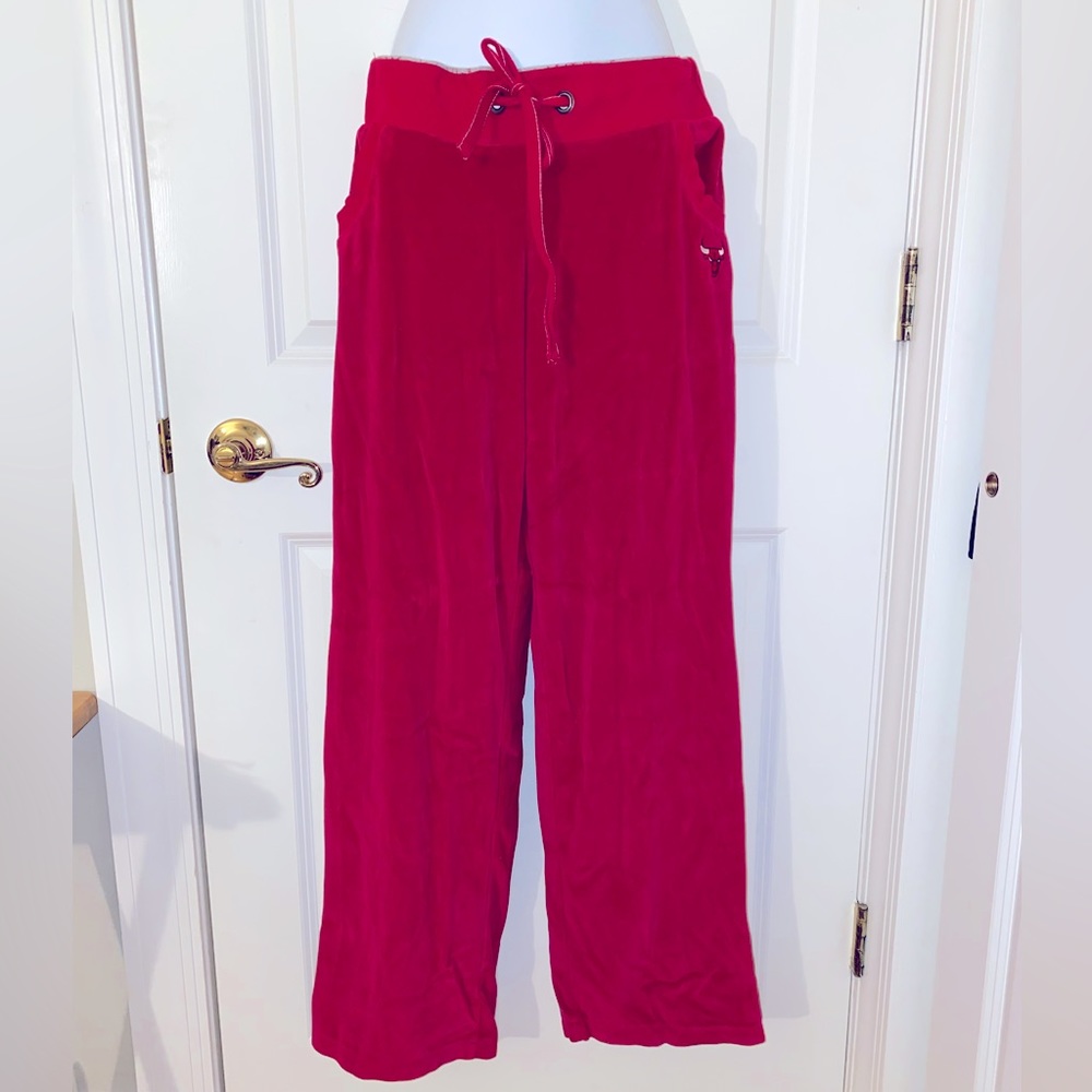 Womens Chicago Bulls drawstring waist velour jogging pants. Pre-owned.